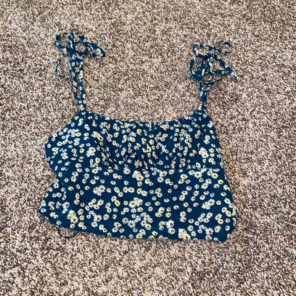 looks blue but it’s green, floral crop top